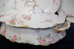 HAVILAND SCATTERED ROSES SCH 39F-OVAL COVERED SERVING BOWL  ..... https://www.jaapiesfinechinastore.com
