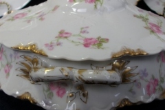 HAVILAND SCATTERED ROSES SCH 39F- ROUND COVERED SERVING BOWL  ..... https://www.jaapiesfinechinastore.com